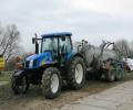 Souprava traktoru New Holland a cisterny Vakumat čeká na sezonu