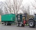 Kombinace mobilního štěpkovače a hákového nosiče Krampe THL 20 L za traktorem JCB Fastrac