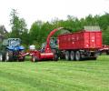 Tažená řezačka JF byla agregována s traktorem New Holland , odvoz zabezpečoval výměnný systém HTS 29.79 z Otic