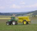 Modrý traktor New Holland byl na zakázku vyroben v zelené barvě,Gustrower ve žluté barvě