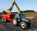 Typický obrázek ze stavby v Německu - traktor a stavební speciál firmy Krampe