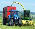 Souprava Krampe a traktoru New Holland u řezačky JD