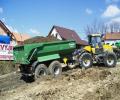 Návěs Krampe s traktorem si poradí i vtěžším terénu