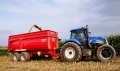 Návěs Krampe BB 700 je agregován s traktorem New Holland