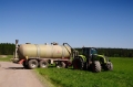 Manévrovací schopnosti traktoru s přívoznou cisternou dalece převyšují možnosti nákladního automobilu